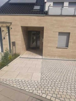 Geschmackvolle 3,5-Raum-Souterrain-Wohnung mit luxuriöser Innenausstattung mit Balkon in Essen