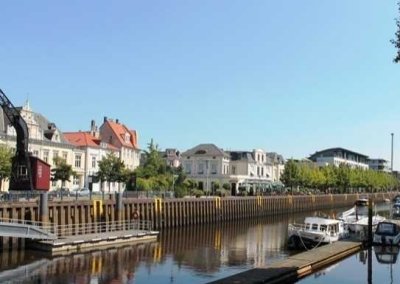 Großzügige 2 Zimmer Altbau Wohnung direkt am Hafen