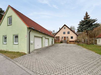 Zweifamilienhaus mit mehreren Garagen in Pfofeld