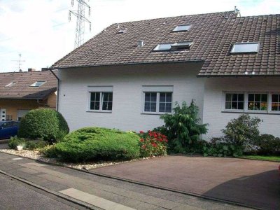 Freundliche und gepflegte 3-Raum-Dachgeschoss-Wohnung in bester Lage in Frechen