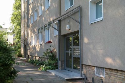 Citynah u. stilvoll: 2 Zimmer mit Einbauküche und Design‑Bodenbelag