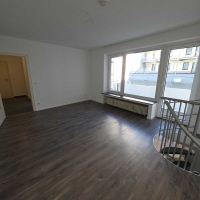 Moderne 2 Zimmer Maisonettewohnung mit Terrasse und Balkon !