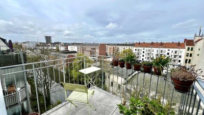 Traumhafte Dachgeschoss-Wohnung mit Balkon und Weitblick auf den Kanal in bester Lage!