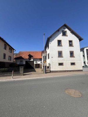 1-2 Fam. Haus mit Baugrundstück und großer Scheune
