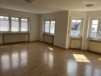 Sehr schöne helle 3-Zimmer Wohnung mit Aussicht in Rheinebene in ruhiger Wohnlage