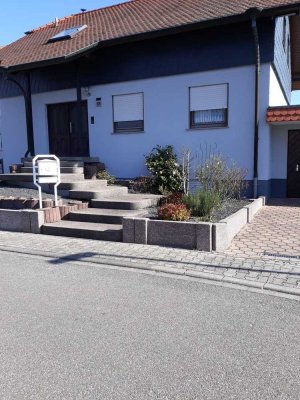 Charmantes freistehendes Mehrfamilienhaus in exklusiver Ortsrandlage