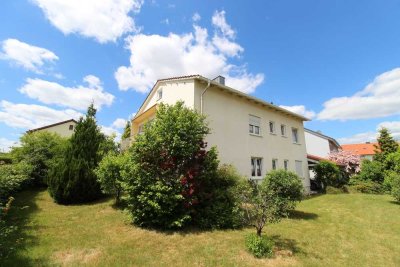 Solides Zweifamilienhaus mit zwei Wohneinheiten und Carport – nahe Rothsee !