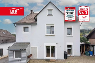 Ein-/Zweifamilienhaus mit Garage, Doppelcarport und Garten