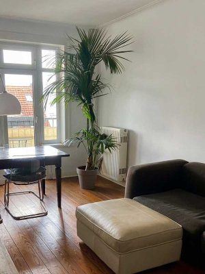 Sonnige Altbauwohnung: 3 Zimmer mit Balkon in Hamburg-Eimsbüttel