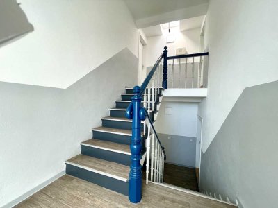 Helle Dachgeschosswohnung mit Einbauküche!