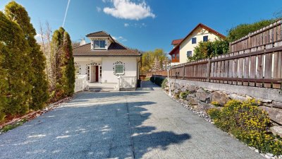 Exklusive Villa in sonniger Südlage mit Außenpool, Wellnessbereich und vielseitigem Wohnkeller nahe Waldrand