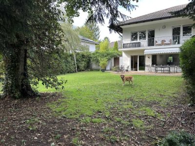 Wohnen nähe Ortskern Grünwald! Vermietetes Ensemblehaus mit viel Platz und schönem Grundstück