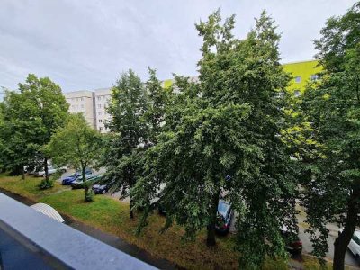 Ab 01.07.2026***Einziehen & Wohlfühlen: Renovierte 3-Zimmer mit Balkon, Aufzug und Blick ins Grüne!