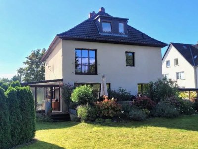 Charmantes Einfamilienhaus auf parkähnlichem Grundstück mit altem Baumbestand