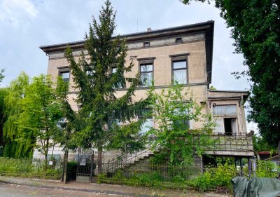 Charmante Villa mit Nebengelass am Wasser im Dornröschenschlaf