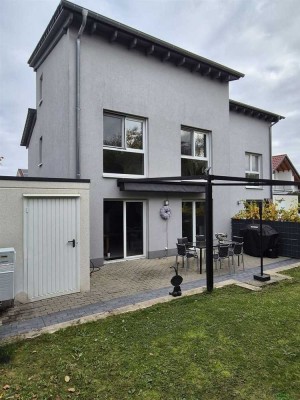 Modernes Haus mit klaren Strukturen -Wärmepumpe