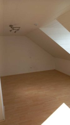 Charmante 1‑Zimmer-Dachgeschosswohnung mit Einbauküche – frisch renoviert (2024) in Ingolstadt