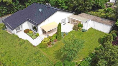 Außergewöhnlicher Bungalow mit idyllischem Garten und Pool in begehrter Villenlage