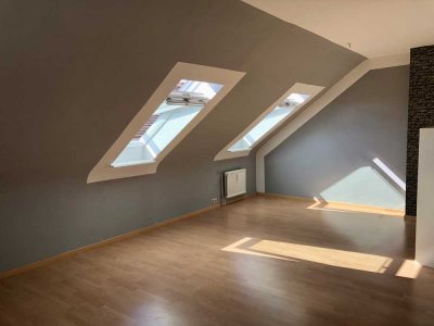 Schöne, helle, zentrale DG-Wohnung in Wedel von privat