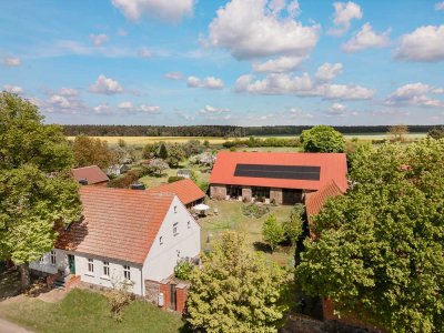 Großer schöner Hof und Wiese am See im Ort
