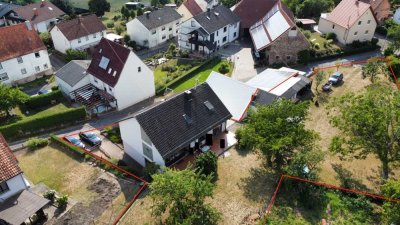 Einfamilienhaus mit Einliegerwohnung, Garage und großem Grundstück