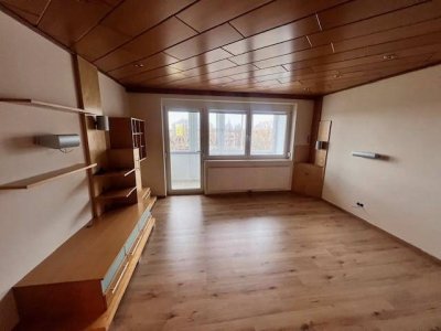Renovierte 3- Zimmer Eigentumswohnung im 4. Liftstock