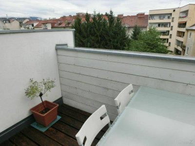 Nähe Innenstadt, schöne DG Maisonette in einem sanierten Altbauhaus mit Balkon und Schloßbergblick