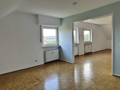 Traumhafte Dachgeschosswohnung mit Blick über Saarbrücken – ideal für Paare oder kleine Familien!