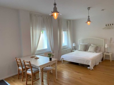 Bezugsfreies, saniertes Altbau-Studioapartment in der Nähe des Tempelhofer Feldes mit GARTENBEREICH.