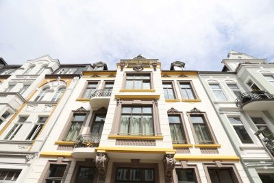 Jugendstil-  Sanierungsbedürftige Altbauwohnung  in Top-Lage! +Balkon + über 50qm Spitzboden