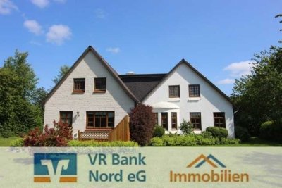 Zweifamilienhaus auf großem Grundstück in Alleinlage