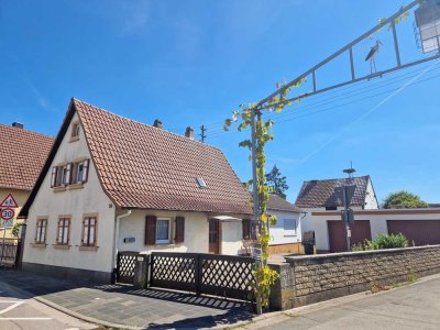 Einfamilienhaus, 5 Zimmer, Küche, Bad. 2Garagen,500qm Grundstück ! Pool  möglich!