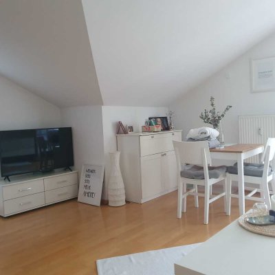 Geschmackvolle 1-Zimmer Dachgeschosswohnung mit Südbalkon und Einbauküche in Bad Aibling