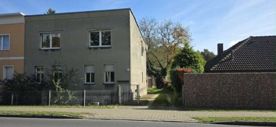 Haushälfte auf großzügigem Grundstück mit Nebengebäuden