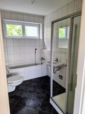 Geschmackvolle, vollst. renovierte 3-Zimmer-Penthouse-Wohnung mit geh. Innenausstattung mit Balkon