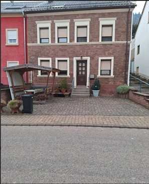 Reihenendhaus mit EBK in Kordel zu vermieten