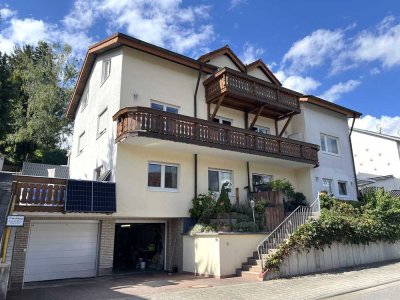Helle Dachgeschosswohnung mit Balkon zu vermieten!