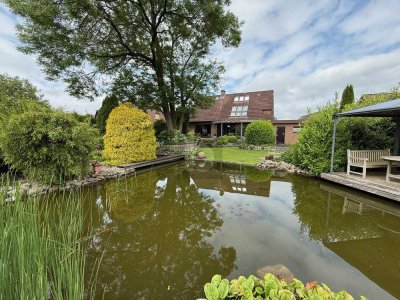 LICHTDURCHFLUTET MIT PARKÄHNLICHEM GARTEN