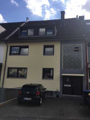 Sackgasse, großzügige 3-Zimmerwhg. 97m², 2 Bäder+Gäste-WC, Einbauküche, Diele, Südbalkon, gr.Garage