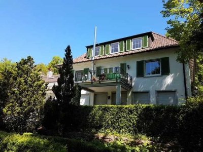 Wohnen mit Charme und Ruhe: Sonnige 3-Zimmer-DG-Wohnung mit Terrasse, Stellplatz und Blick ins Grüne