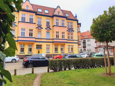 saniertes Tageslichtbad mit Dusche & Badewanne | Küche mit Einbauküche