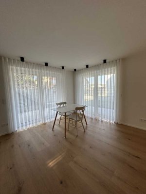 Moderne 1,5 Zimmer EG Single-Wohnung, Erstbezug, möbliert mit EBK, frei ab sofort.