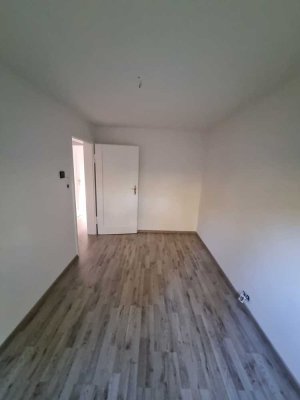 Attraktive 3-Zimmer Wohnung in zentraler Lage in Zuffenhausen Rot