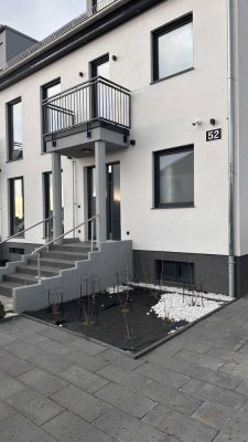 Haus mit 6 Zimmern und Einbauküche in Berlin . Großzügiger Garten 
mit Pool.