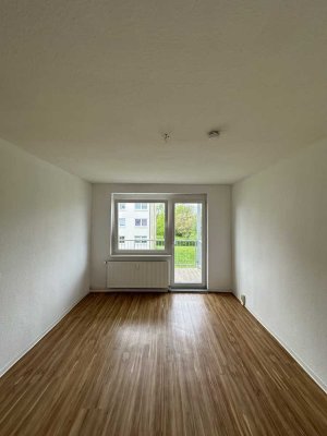 helle 4-Raum-Wohnung, Wannenbad mit Fenster, Keller und Balkon
