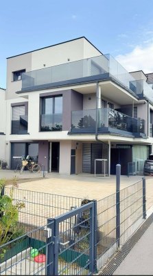 KOMFORT in RUHELAGE: Neuwertiges Eckreihenhaus (Bj. 2022) mit Eigengarten