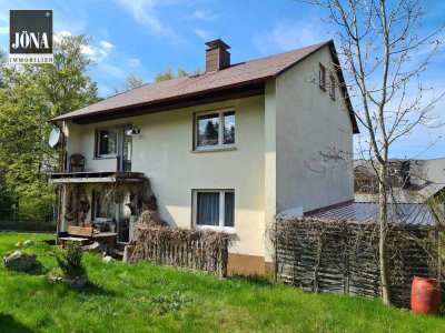 !!! RESERVIERT !!! Ruhig gelegenes Zweifamilienhaus mit Ausbaumöglichkeiten in Bischofsgrün – Natur,