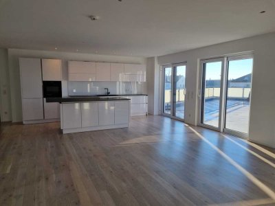 Stilvolle 3-Zi.-Penthouse-Wohnung mit hochwertiger Einbauküche und sonniger Terrasse