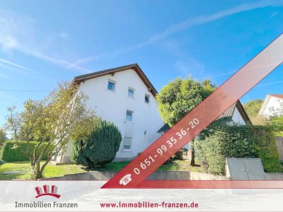 Neuwertiges Mehrfamilienhaus mit drei Wohneinheiten, Garten, Doppelgarage und Photovoltaikanlage