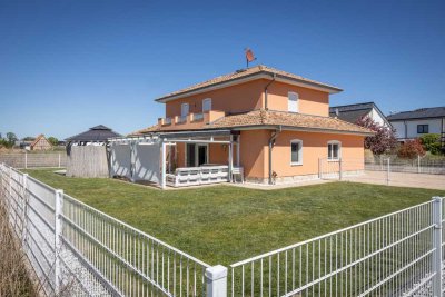 Mediterrane Stadtvilla mit Rundpool & Luxus-Whirlpool: Wohnen, wo Qualität und Freizeit zuhause sind